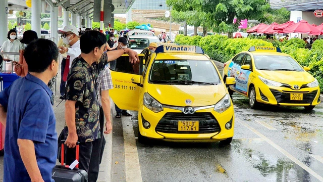 Hành khách đón taxi tại sân bay Tân Sơn Nhất (TP.HCM)