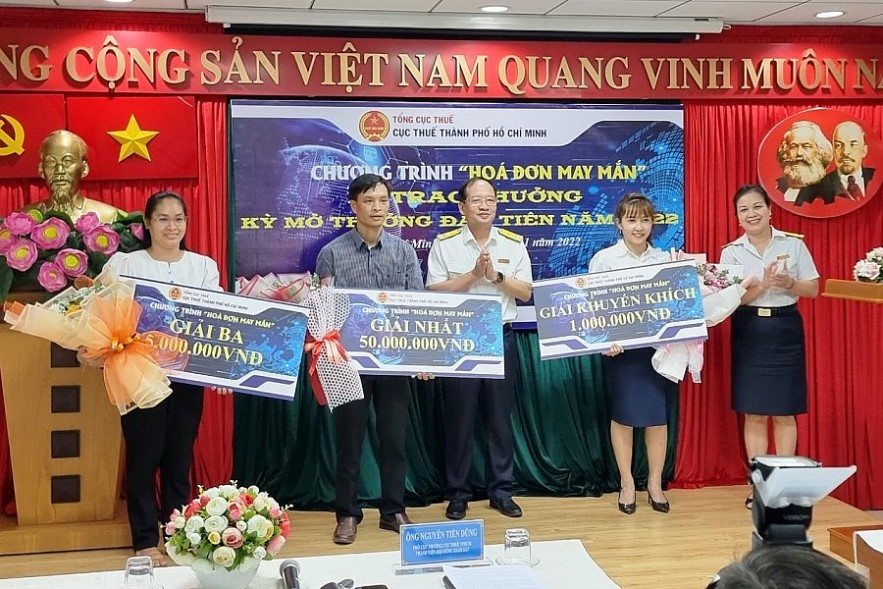 trao giải thưởng Hóa đơn may mắn nhằm khuyến khích người tiêu dùng lấy hóa đơn khi mua hàng